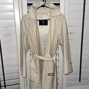Beautiful Vintage Burberry rain trench coat with pop color and hood size small